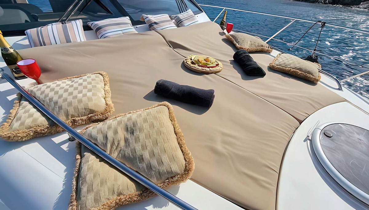 Аренда яхты Fairline Phantom 43 на Миконосе
